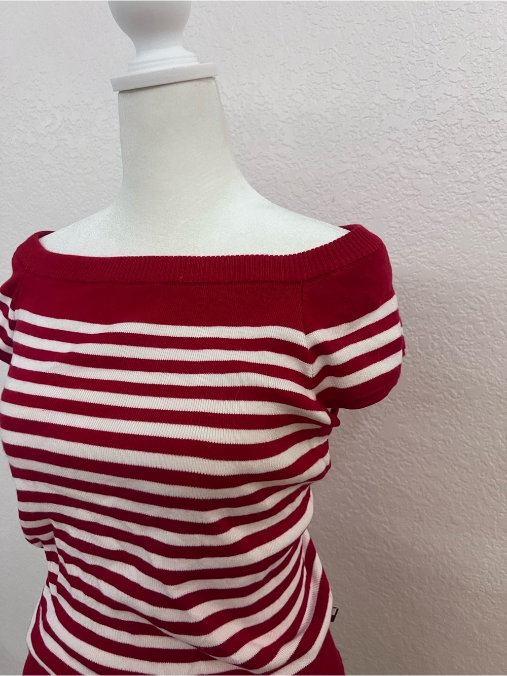 Tommy Hilfiger Off Shoulder Sweater Top Women’s Medium Red White Striped Knit - Picture 2 of 7